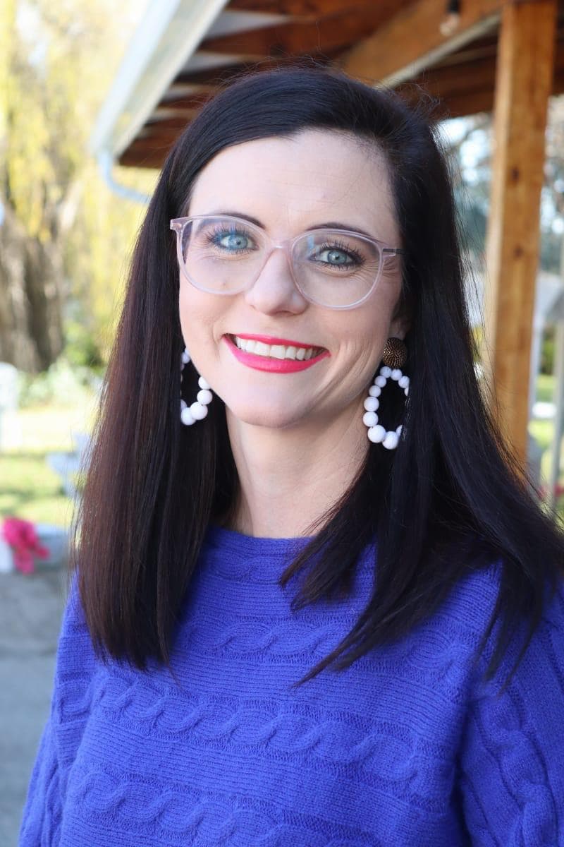 Juffrou Chenique glimlag saam met maatjies